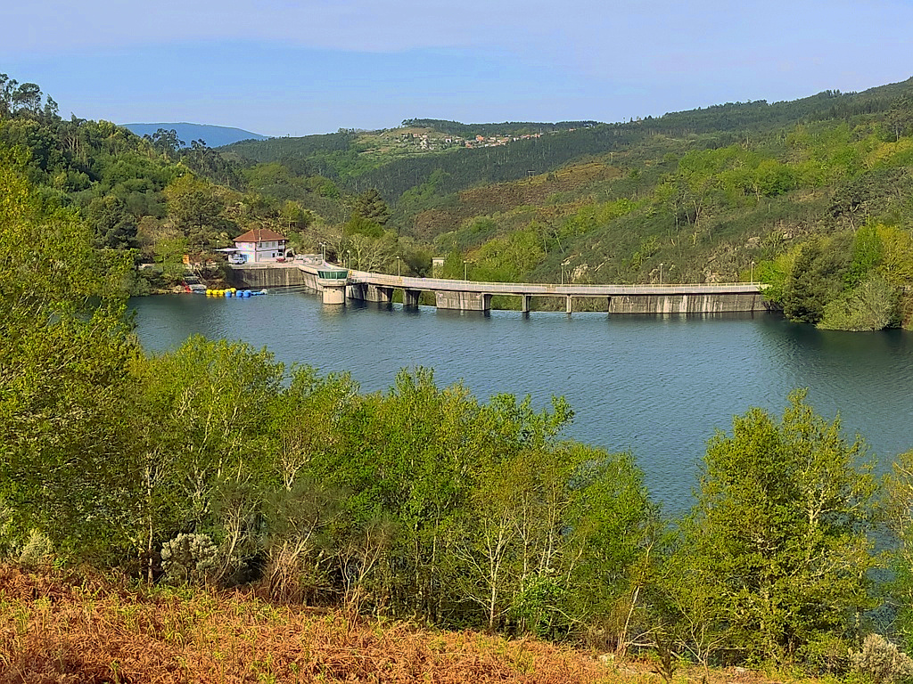 Senda de la península de Oitavén en el embalse de Eiras